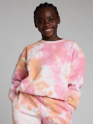 Minimalist Kids Crew: Hattie is 6 wearing a size S