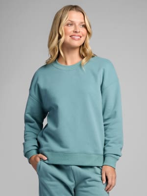 Halo Lightweight Crop Crew: Nikki is 5'8" and wears a size S