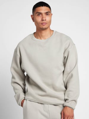 Signature Crew: Justin is 6′2″ and wears a size L
