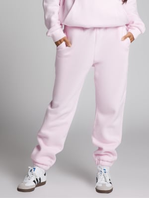 Travel Essentials Sweatpants: Abby is 5′9″ wearing a size M