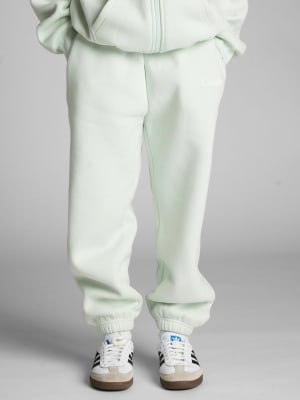 Cloud Kids Sweatpants: Arina is 9 wearing a size S
