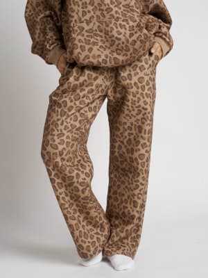 Minimalist Straight Leg Sweatpants: Lauren is 5′8″ wearing a size M