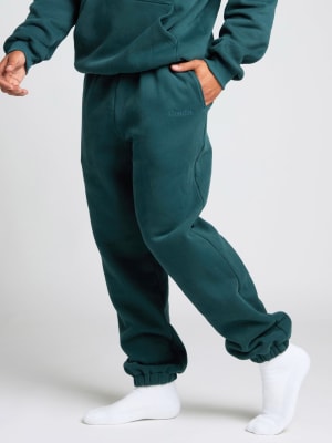 Signature Sweatpants: Jared is 6’0” and wears a size M