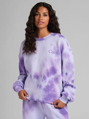 Minimalist Crew: Elly is 5'8” and wears a size S