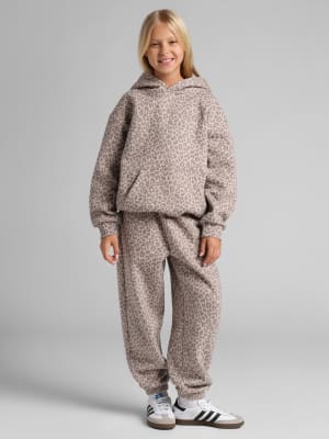 Minimalist Kids Sweatpants: Arina is 9, 54" tall, wearing size S