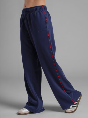 Laid Back Halo Fleece Wide Leg Pant: Nikki is 5'8” and wears a size S