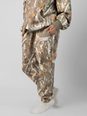 Camo Sweatpants: Lauren is 5’8” and wears a size M
